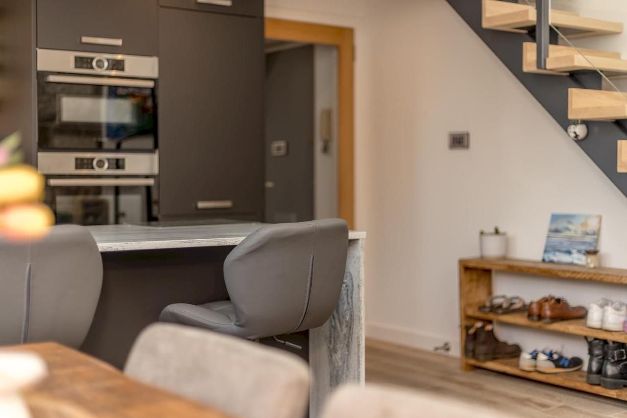 Pass The Keys Stunning 3 Bed Loft Style Apt With Free Parking Единбург Екстериор снимка