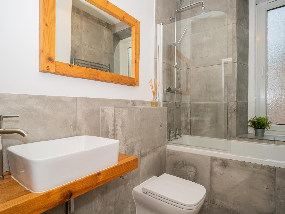 Pass The Keys Stunning 3 Bed Loft Style Apt With Free Parking Единбург Екстериор снимка